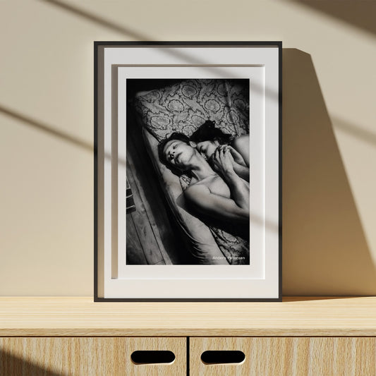 poster i svart ram med Anders pPetersens svarvita fotografi från utställningen the left shore på nationalmuseum