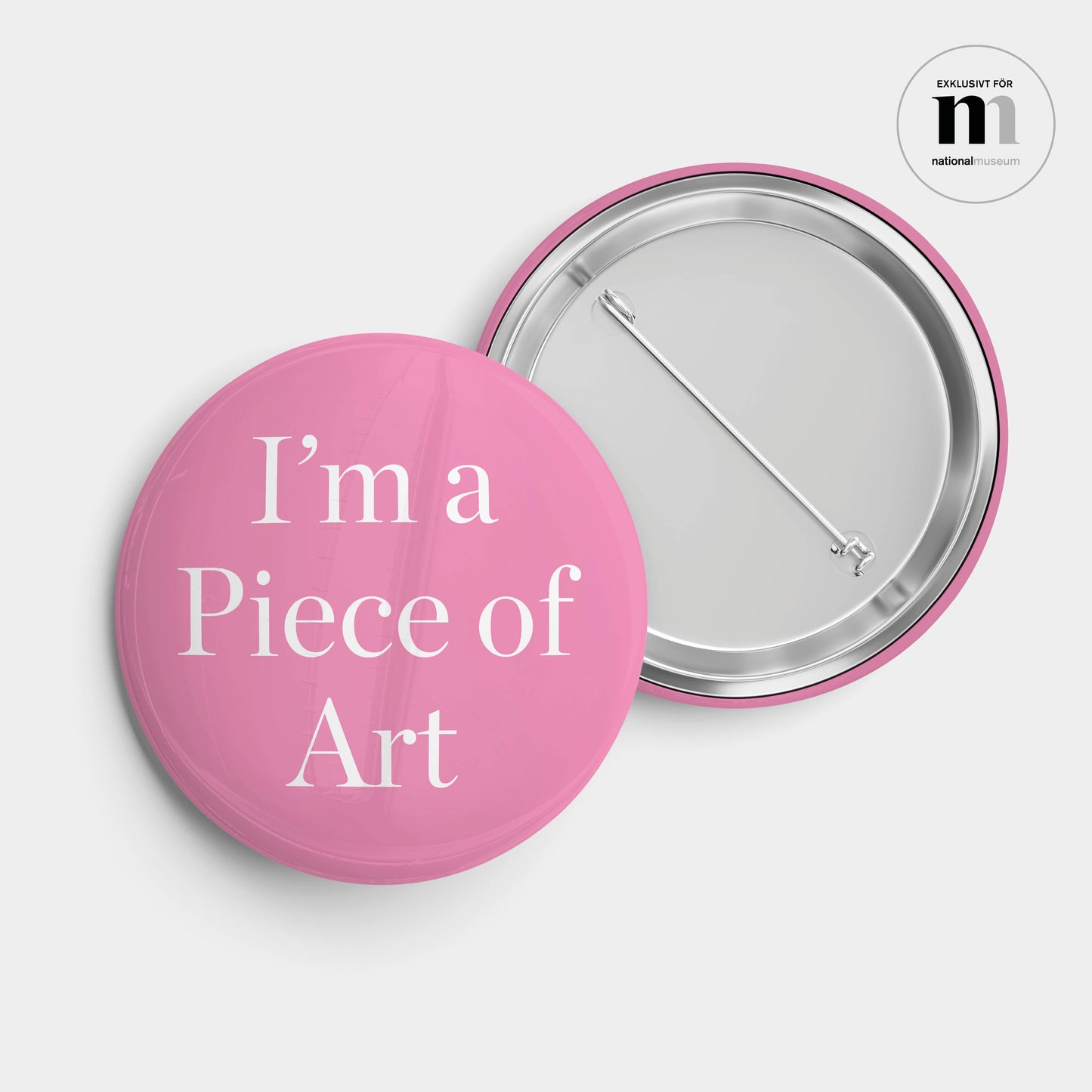 rund badge i ljusrosa med nål och texten I'm a piece of Art från Nationalmuseum