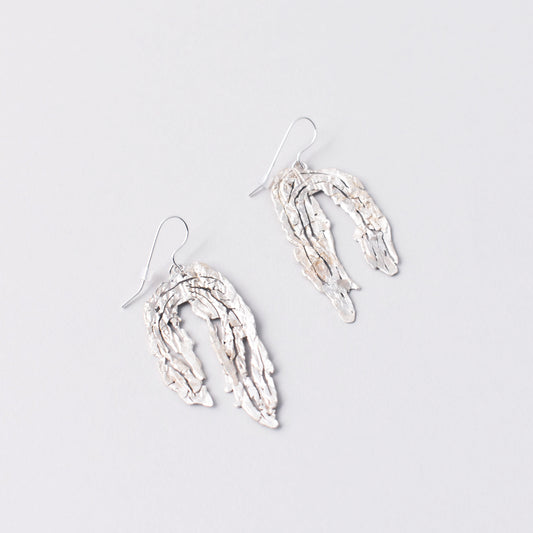 två örhängen av silver exklusivt lanserade för Nationalmuseum och designade av Ovrebruket