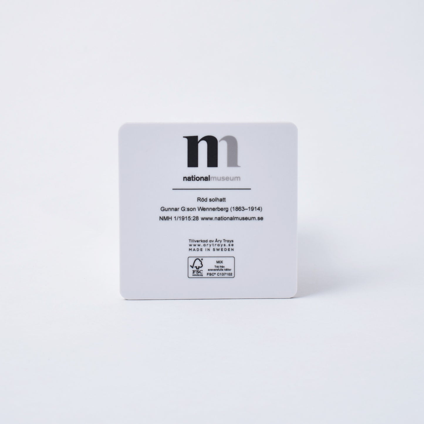 vit baksida av glasunderlägg med Nationalmuseums logga