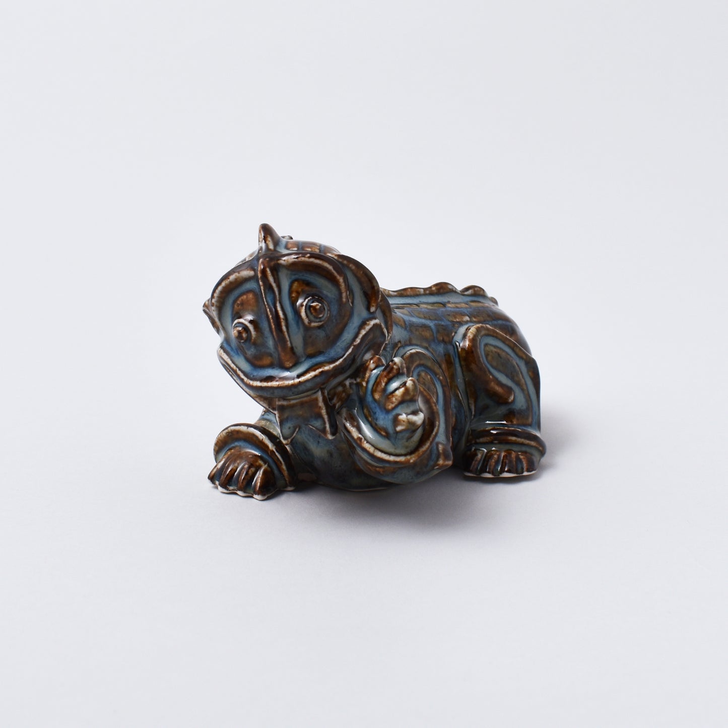 Keramikfigurinen Inez i blå glasyr från Wilhelm Kåges drakvalpar i Nationalmuseum shop