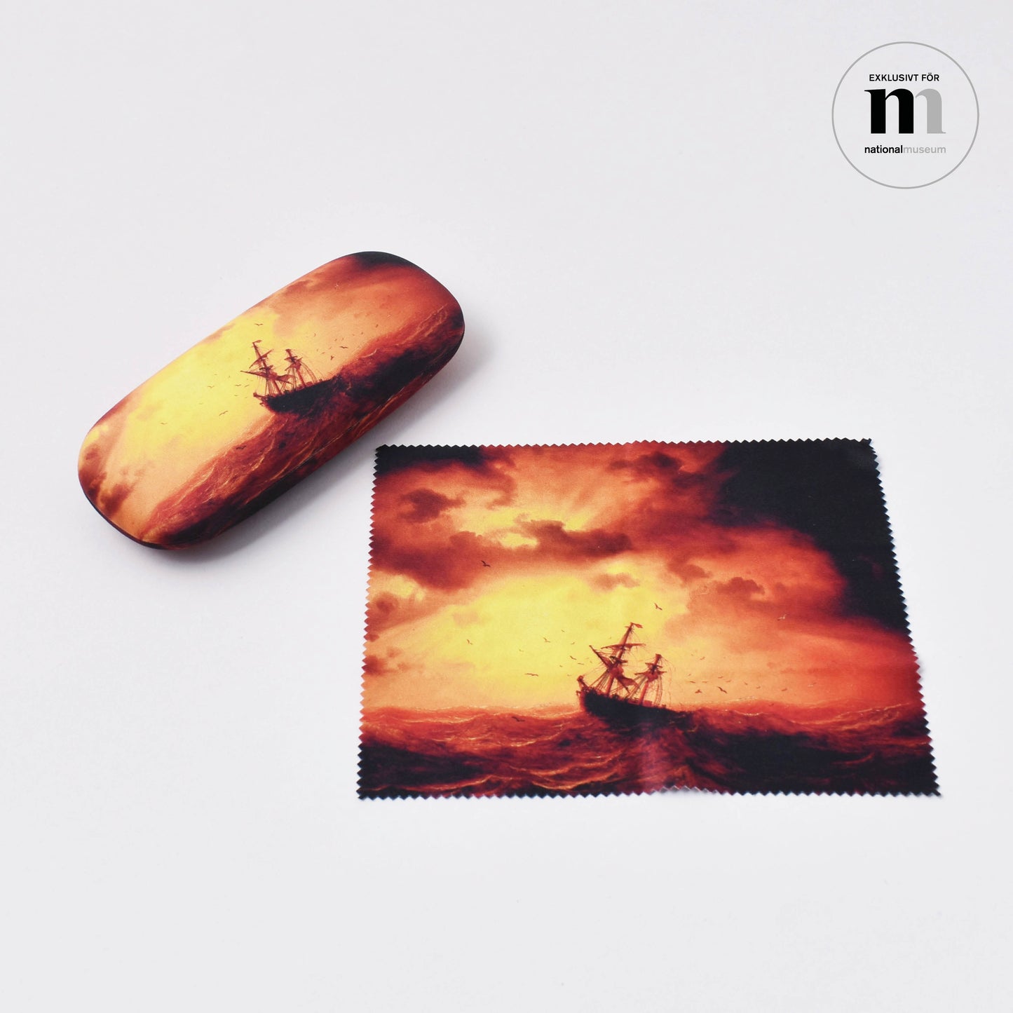 glasögonfodral och matchande putsduk med målningen storm på havet av Marcus Larson från Nationallmuseum