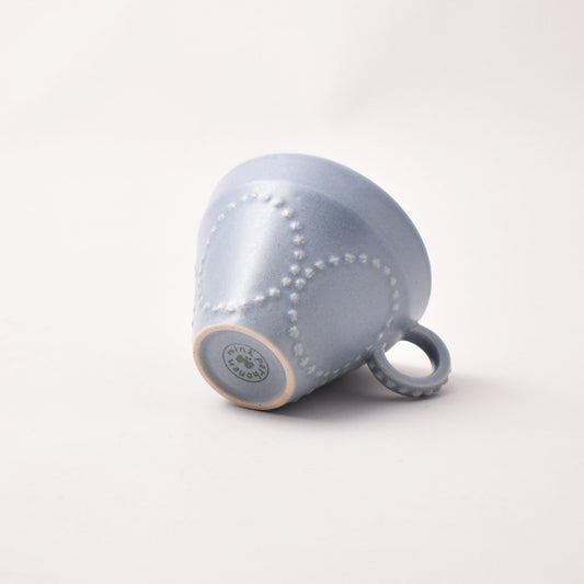 blå handtillverkad kopp designad av minä perhonen, nationalmuseum
