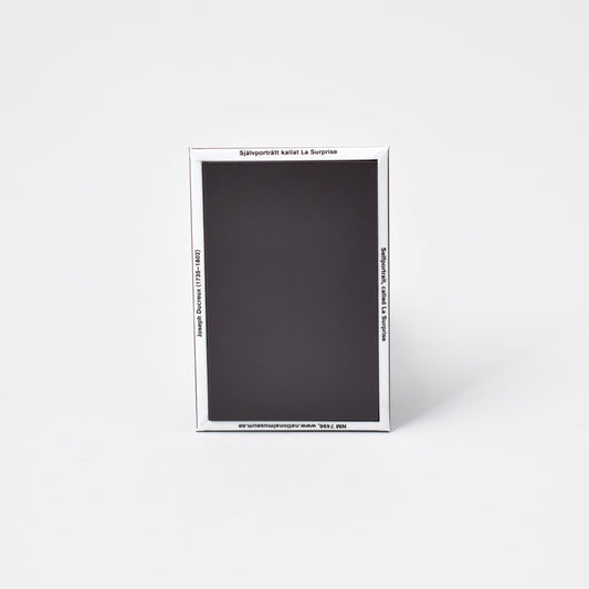 baksida av kylskåpsmagnet med målningen la surprice