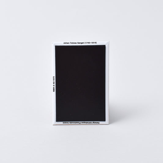 baksida av rektangulär magnet med konstnärens namn och titel på verket