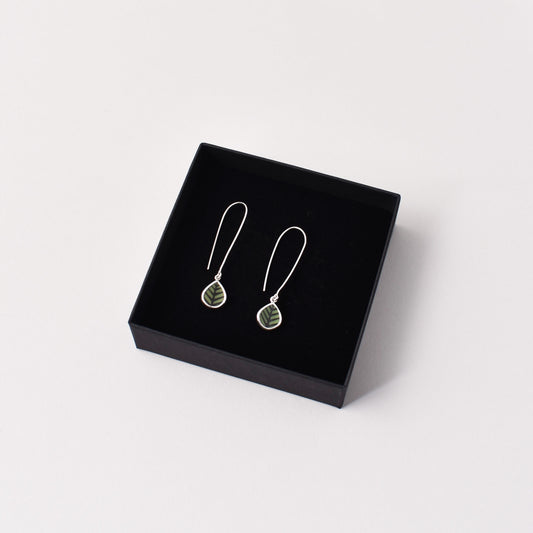 långa örhängen i silver med Stig Lidbergs Berså från Sägen