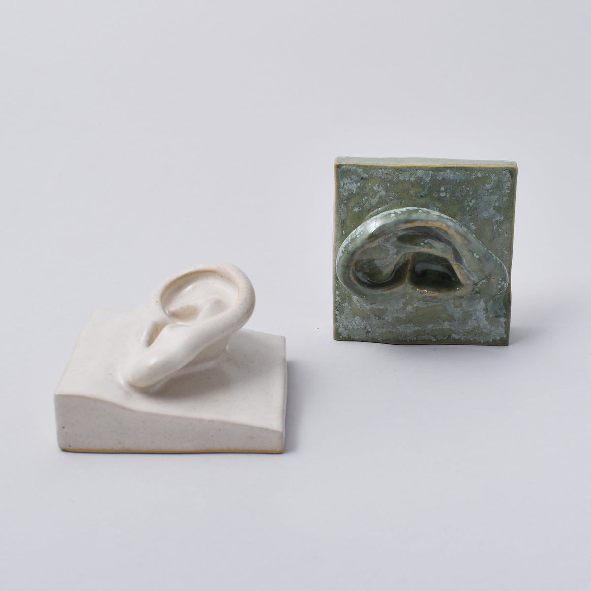 vit och grön skulptur föreställande ett öra i Nationalmuseum Shop