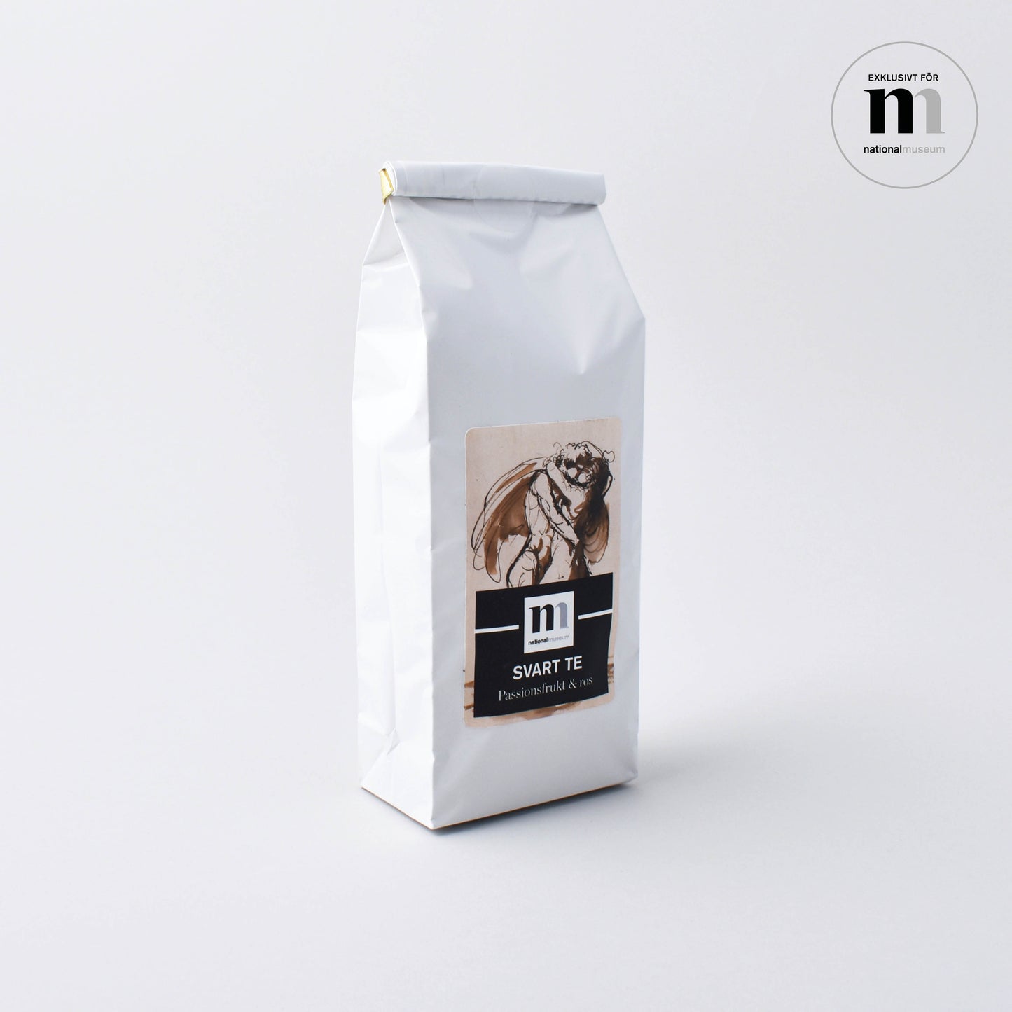 svart te i vit påse med teckning av Sergel från Nationalmuseum