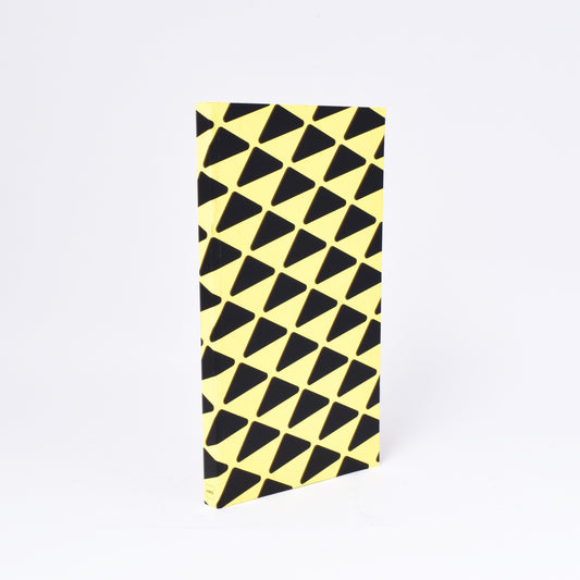 Framsida till boken nationalmuseum design med omslag i gult med svart mönster