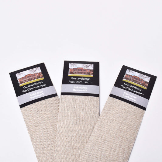 Baksidan av tre bokmärken i tyg med en bild på Gustavsbergs Porslinsmuseum