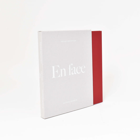 grå framsida till boken en face