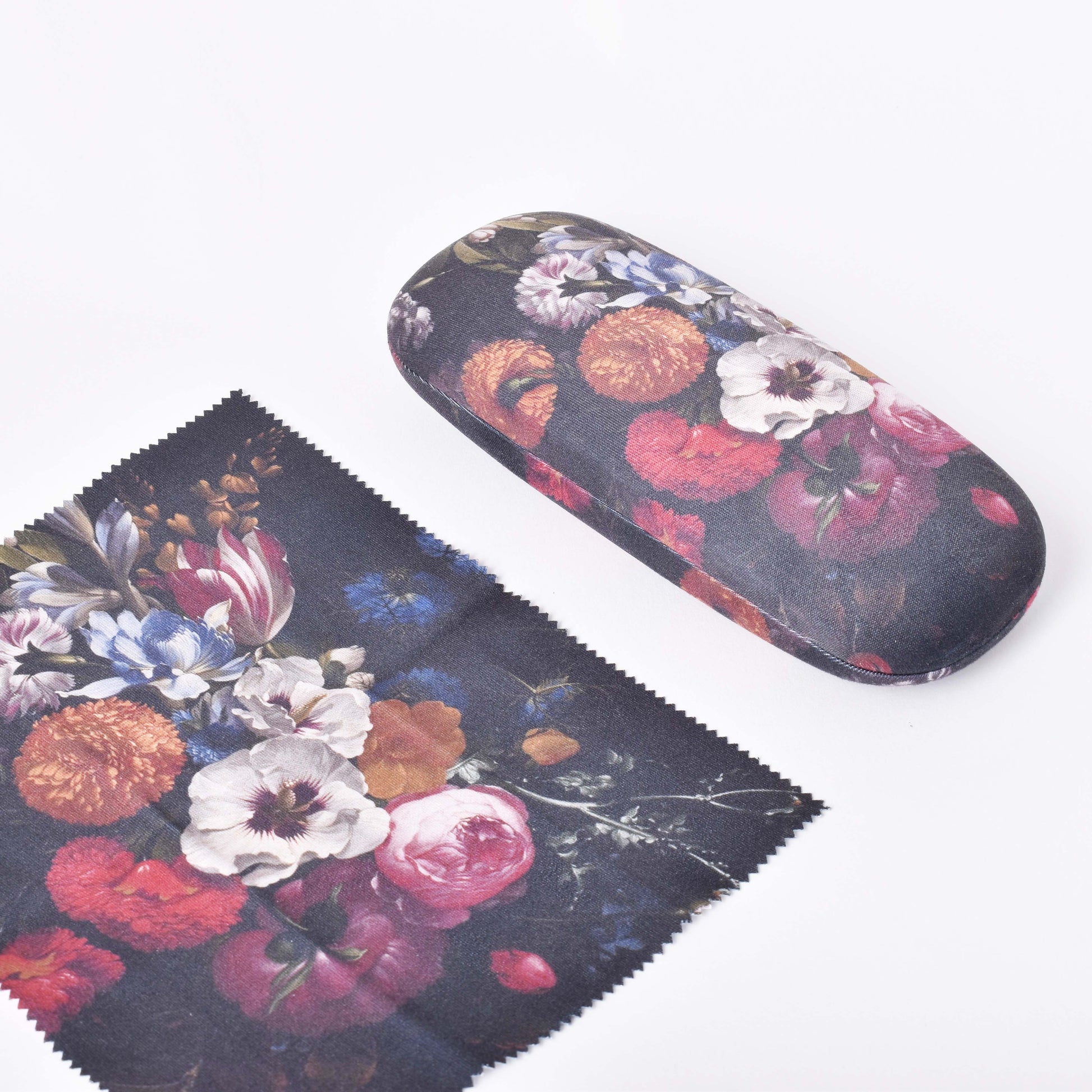 Tygklätt glasögonfodral med motiv av Blomsterstilleben och putsduk med samma motiv