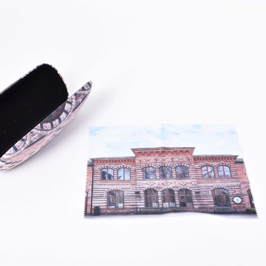 Tygklätt glasögonfodral och putsduk med motiv av Gustavsbergs Porslinsmuseums tegelfasad