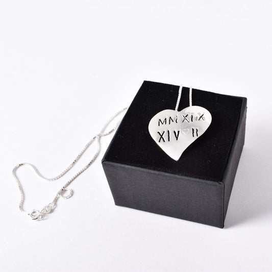 Halsband i silver designat av Jenny Linde. I hjärtat är ”2019 14 2” utskuret med romerska siffror.