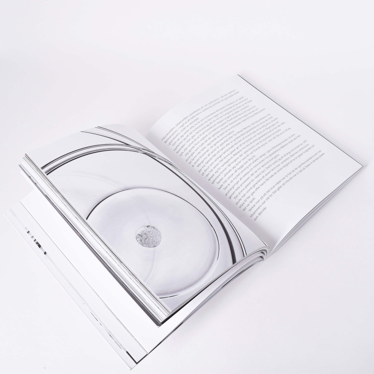 Insida i boken Ingegerd råman med mönster från hennes design
