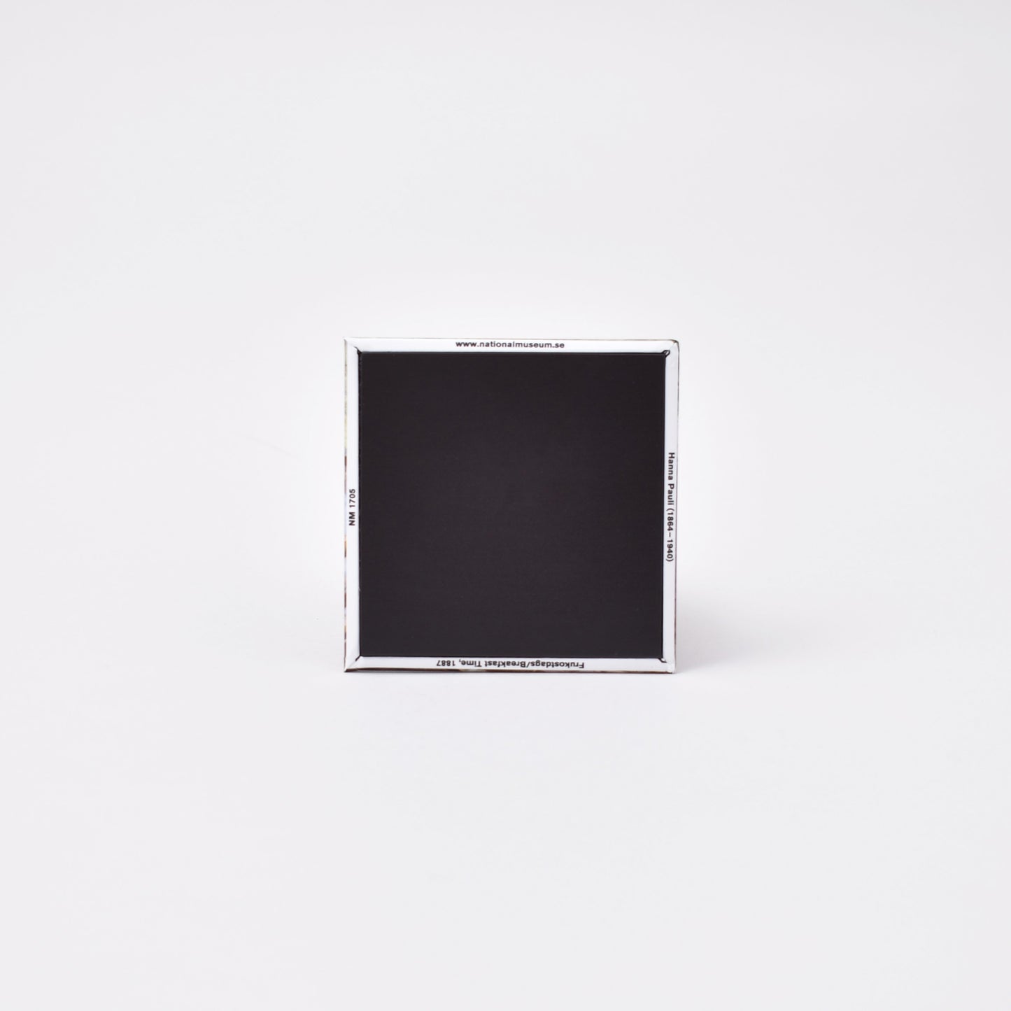 Baksida av kvadratisk magnet med titeln på konstverket frukostdags