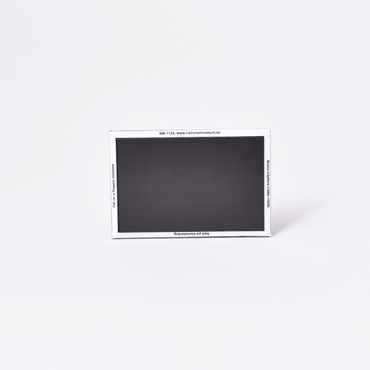 Svart baksida av magnet med Bruno Liljefors målning Katt på blomsteräng från Nationalmuseum