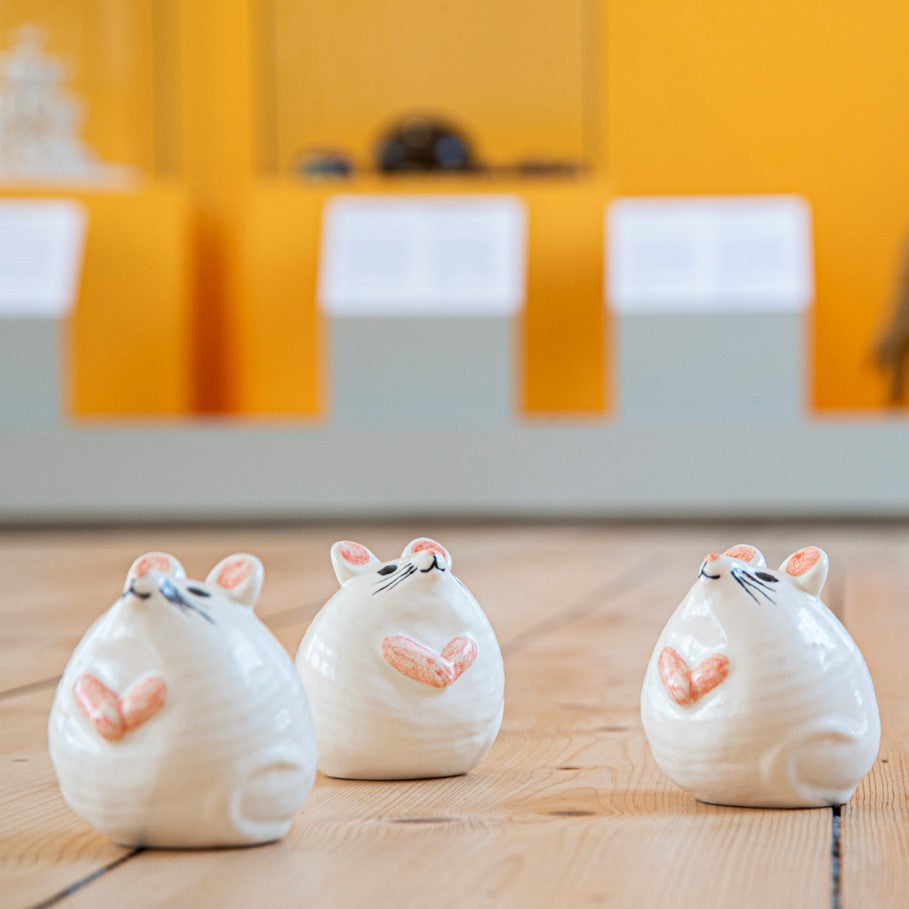 tre möss av lisa larson i utställningsssalen på gustavsbergs porslinsmuseum