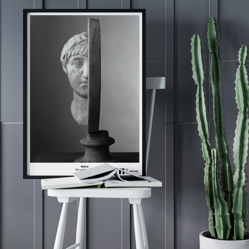 svartvit poster med skulpturen romersk man i svart ram