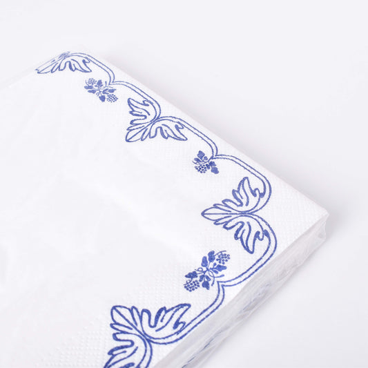 Servetter med mönster av blå druvklasar mot vit botten