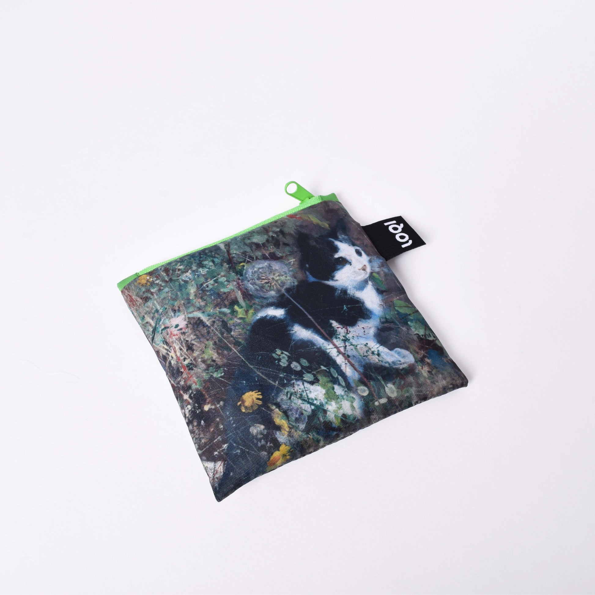 Fodral till Loqi shoppingkasse med motiv av Bruno Liljefors Katt på blomsteräng