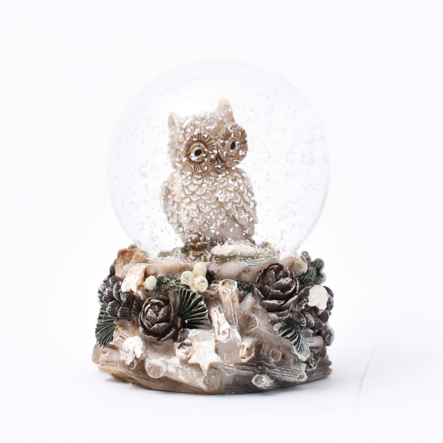 liten snöglob med en grå uggla