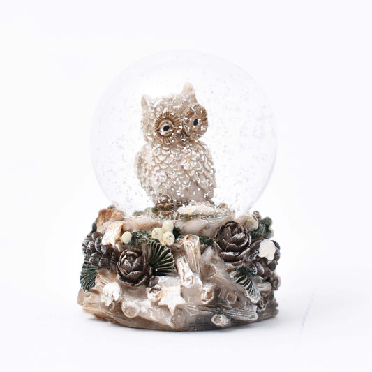liten snöglob med en grå uggla