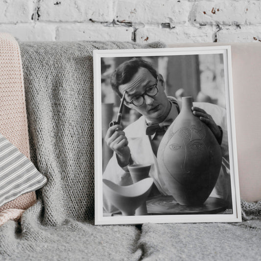 Svartvit poster med formgivaren Stig Lindberg i vit ram