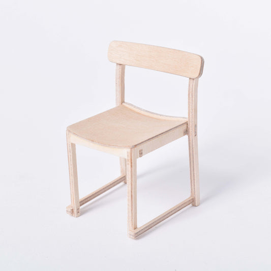 Ihopbyggd miniatyr av en trästol från Nationalmuseums restaurang