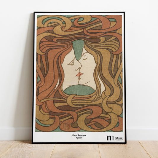 NÄrbild på poster med motivet Kyssen i svart ram lutad mot en vägg