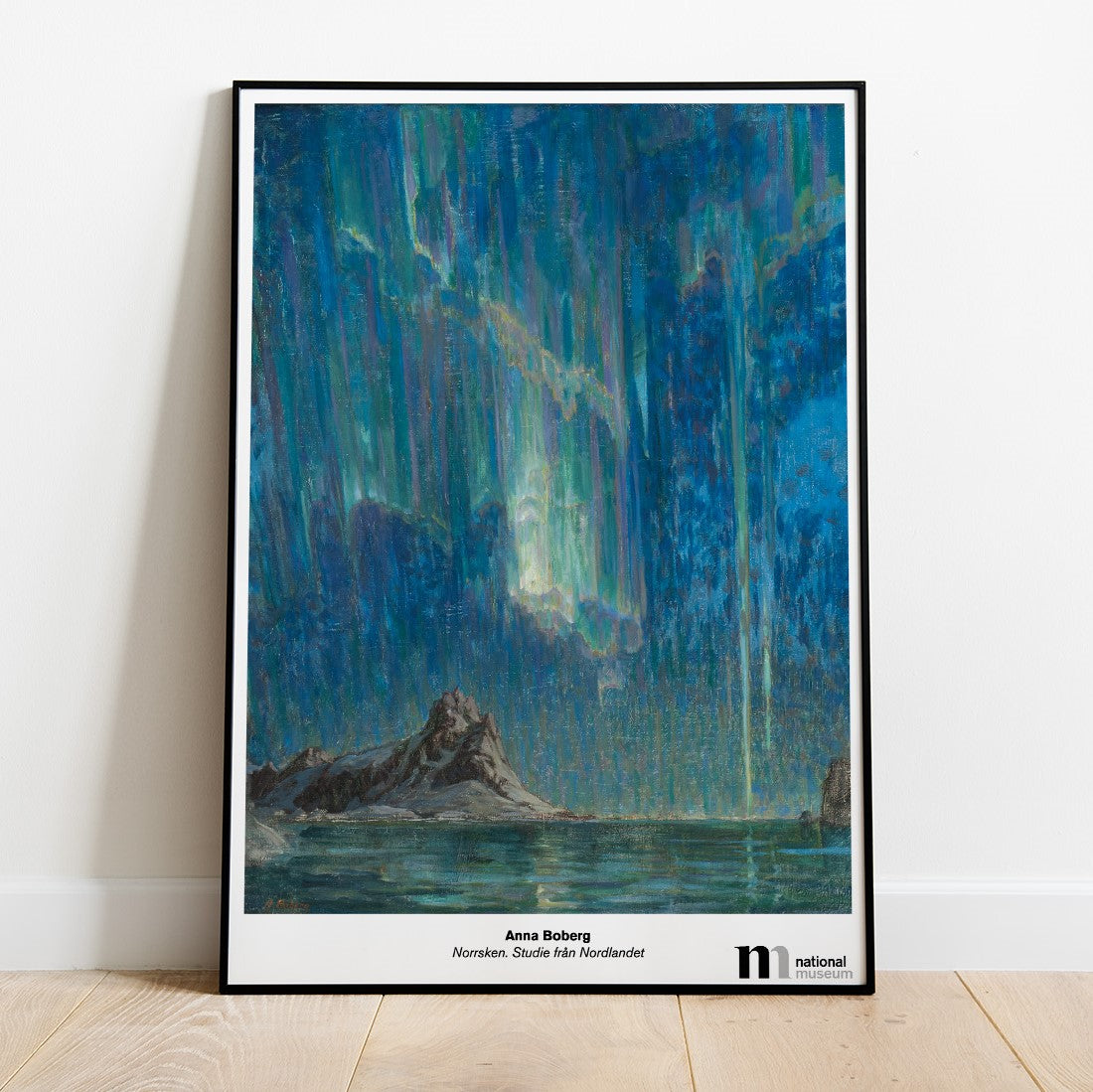 Poster med Anna Bobergs Norrsken från Nationalmuseum i svart ram lutad mot en vägg
