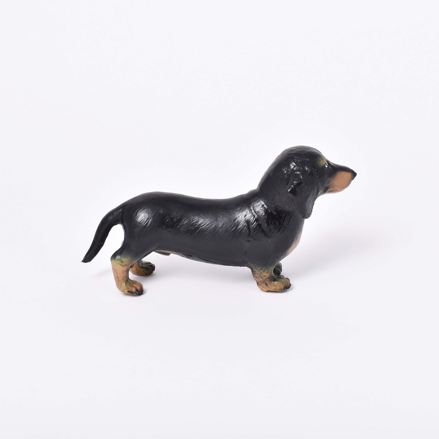 leksakshund målad med giftfria ämnen från sidan