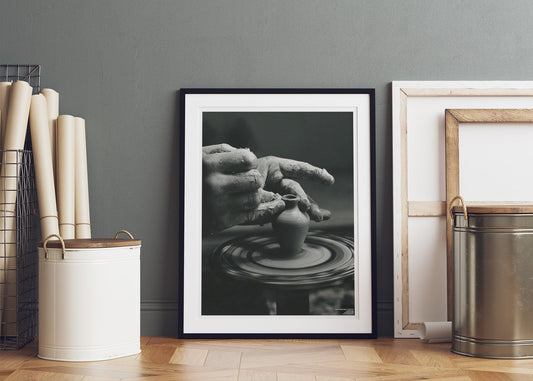 inramad poster med svartvitt fotografi från Gustavsbergs porslinsfabrik