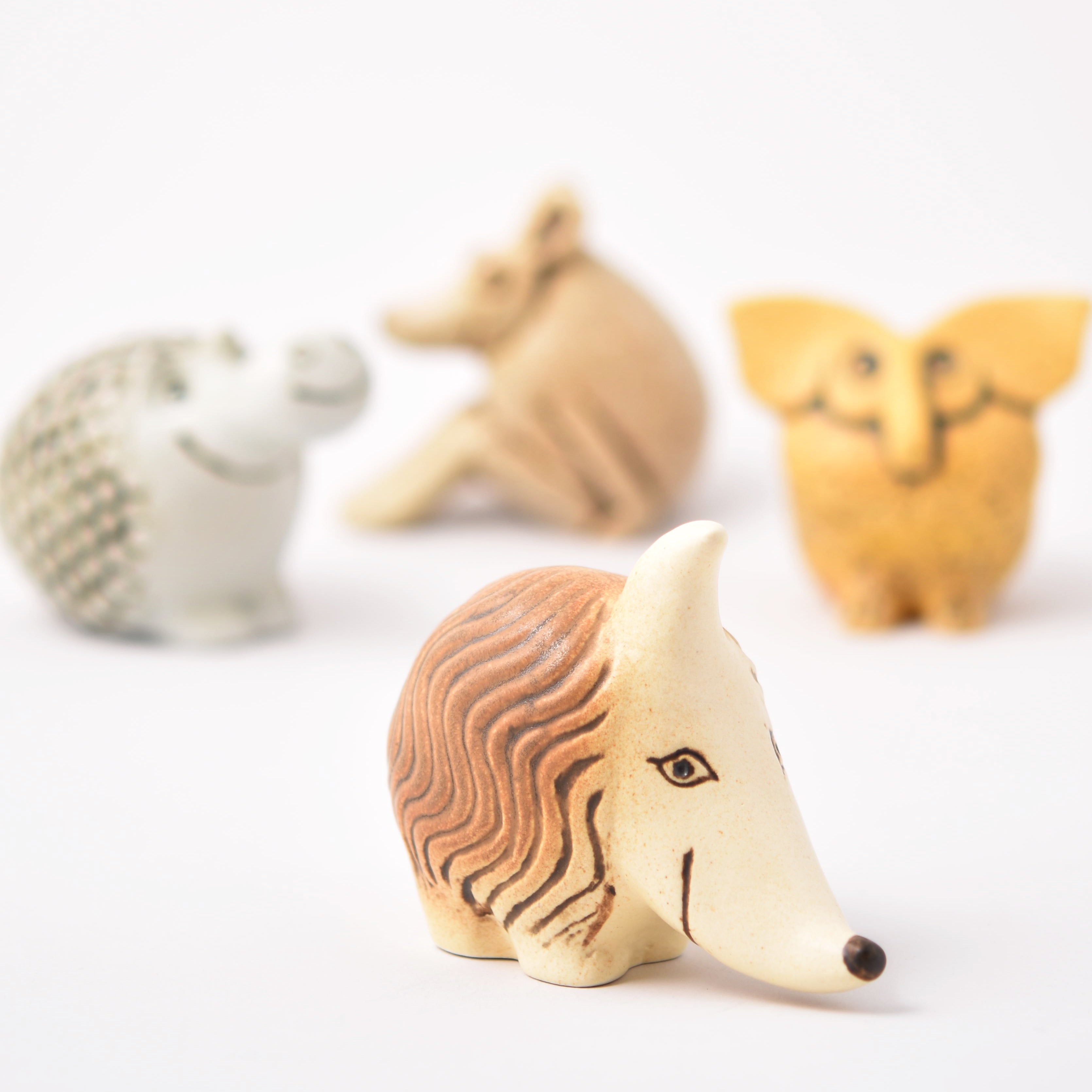 fyra keramikfigurer av Lisa Larson från serien Okända djur. Foto: Amanda Wendelius Nyström/Nationalmuseum