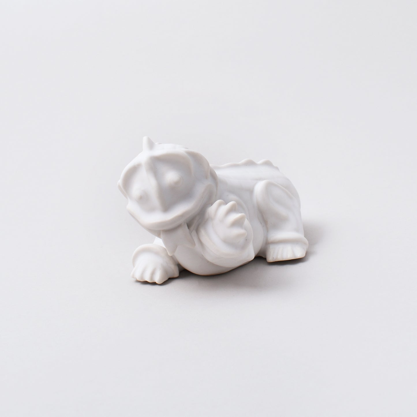 vit keramikfigurin Inez från kollektionen drakvalpar av Wilhelm Kåge i Nationamuseum shop