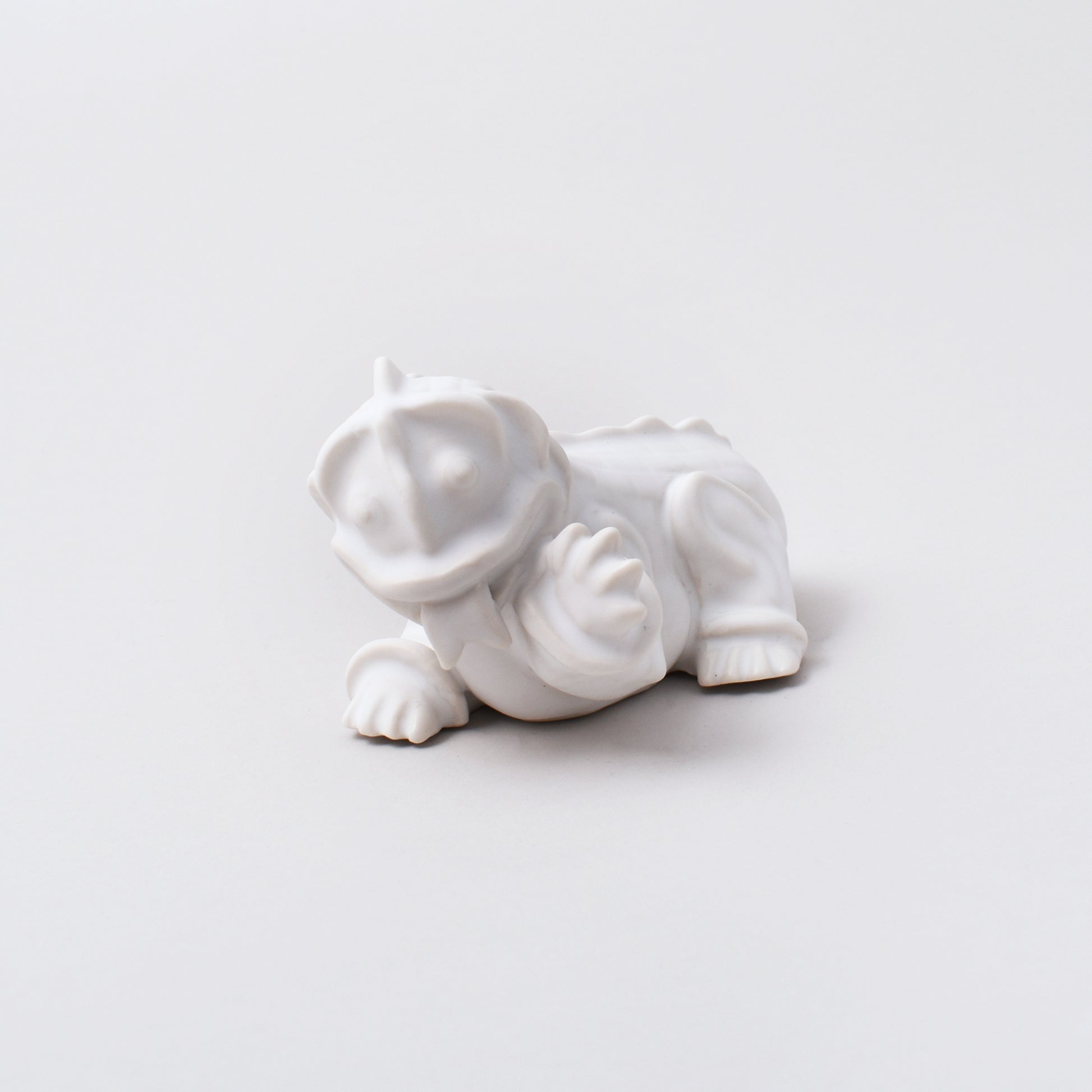 vit keramikfigurin Inez från kollektionen drakvalpar av Wilhelm Kåge i Nationamuseum shop