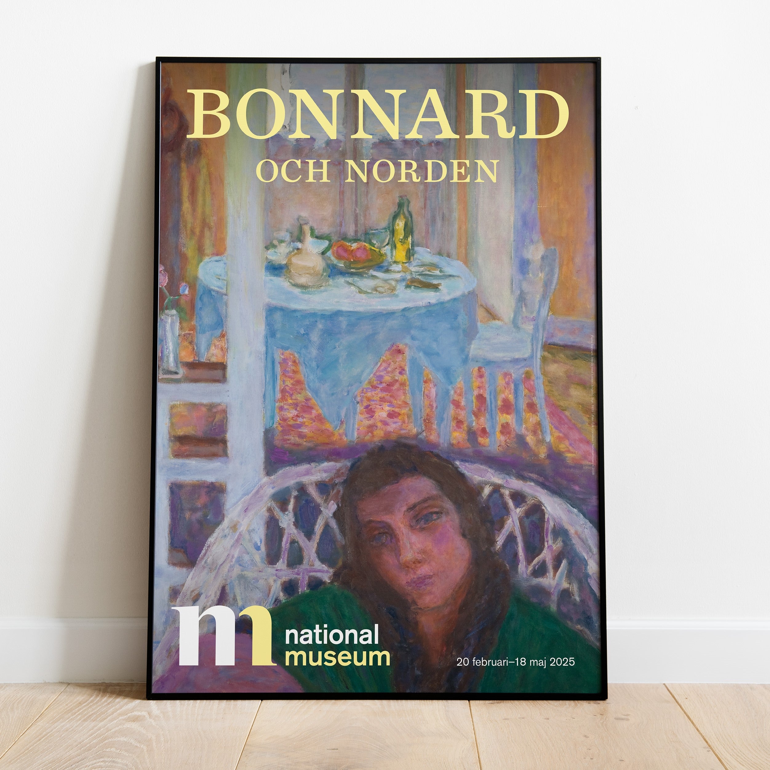 Färgglad affisch i svart ram med målning av en kvinna i korgstol från utställningen Bonnard och Norden på Nationalmuseum