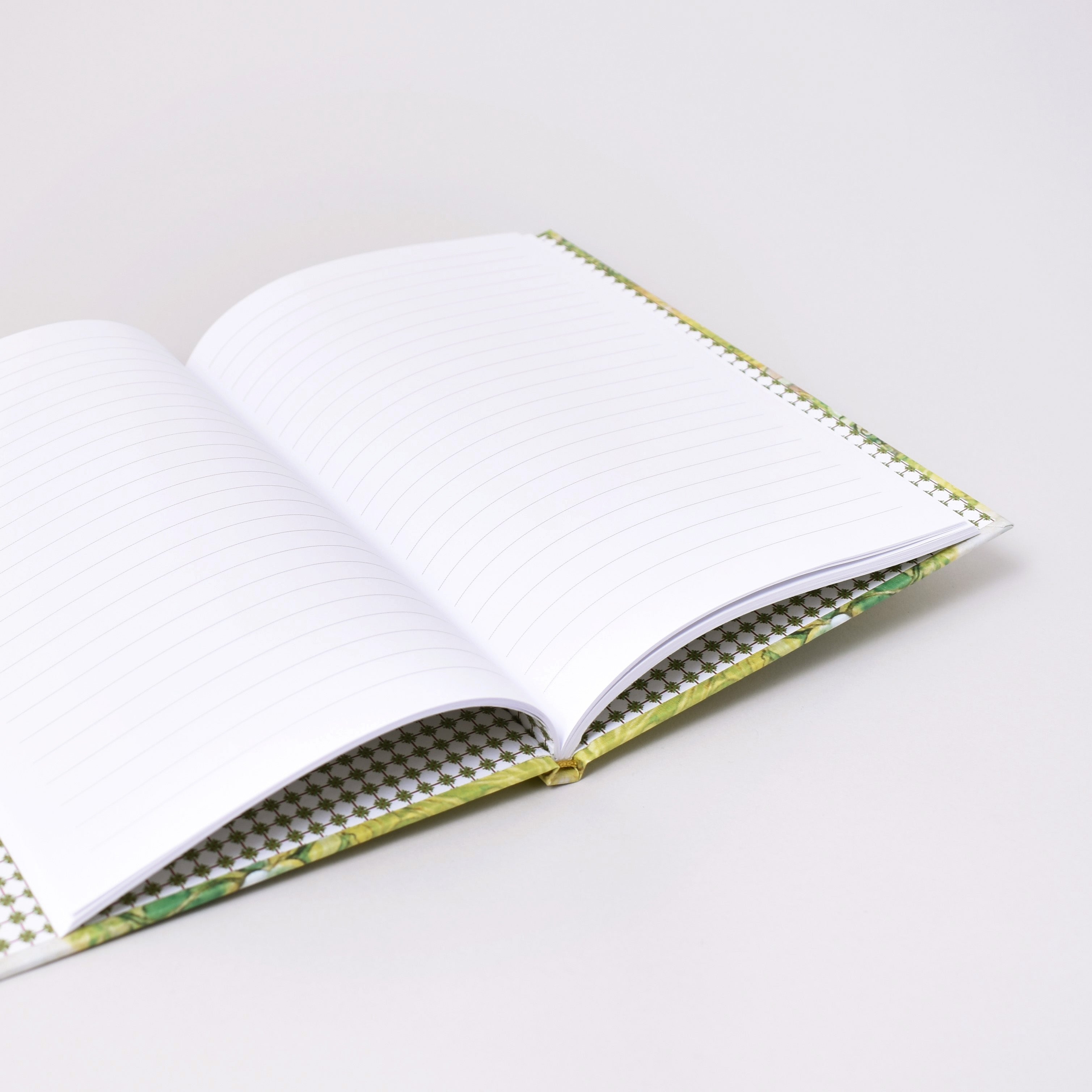 Linjerat papper i anteckningsbok med Carl Larsson motiv
