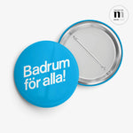 Ladda upp bild till gallerivisning, Rund badge med nål på baksidan i blått med vit logga från utställningen Badrum för alla
