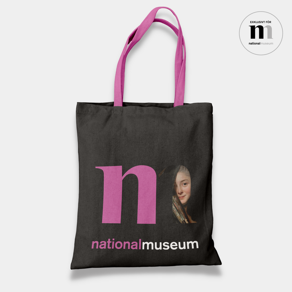 Svart shoppingkasse med rosa handtag och nationalmuseums logga med damen i slöjan