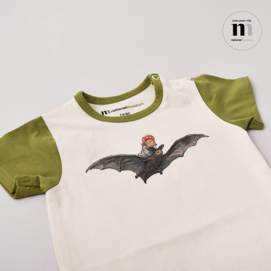 grön och beige babybody med motiv från Elsa Beskows tomtebobarnen från Nationalmuseum
