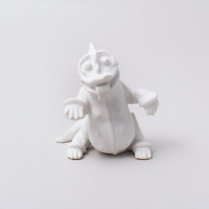 Figurinen Drakvalp Pushi i vit glasyr av Wilhelm Kåge