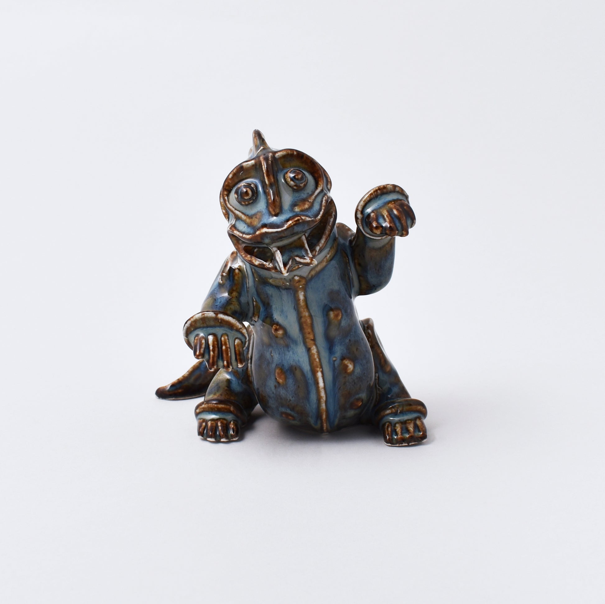 Blå drakvalpen Pushi designad av Wilhelm Kåge i Nationalmuseum shop