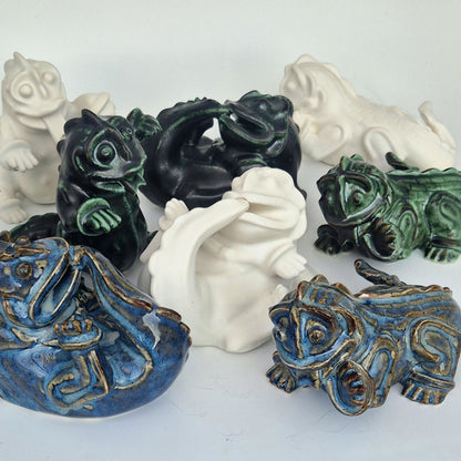 Kollektion med Wilhelm Kåges olika drakvalpar  med tre olika glasyrer i blått, vitt och grönt