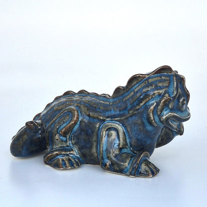 Baksida av figurinen Inez från Wilhelm Kåges kollektion Drakvalpar i blå glasyr