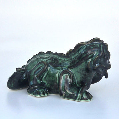 Baksida av grön figurin av Wilhelm Kåge från kollektionen Drakvalpar