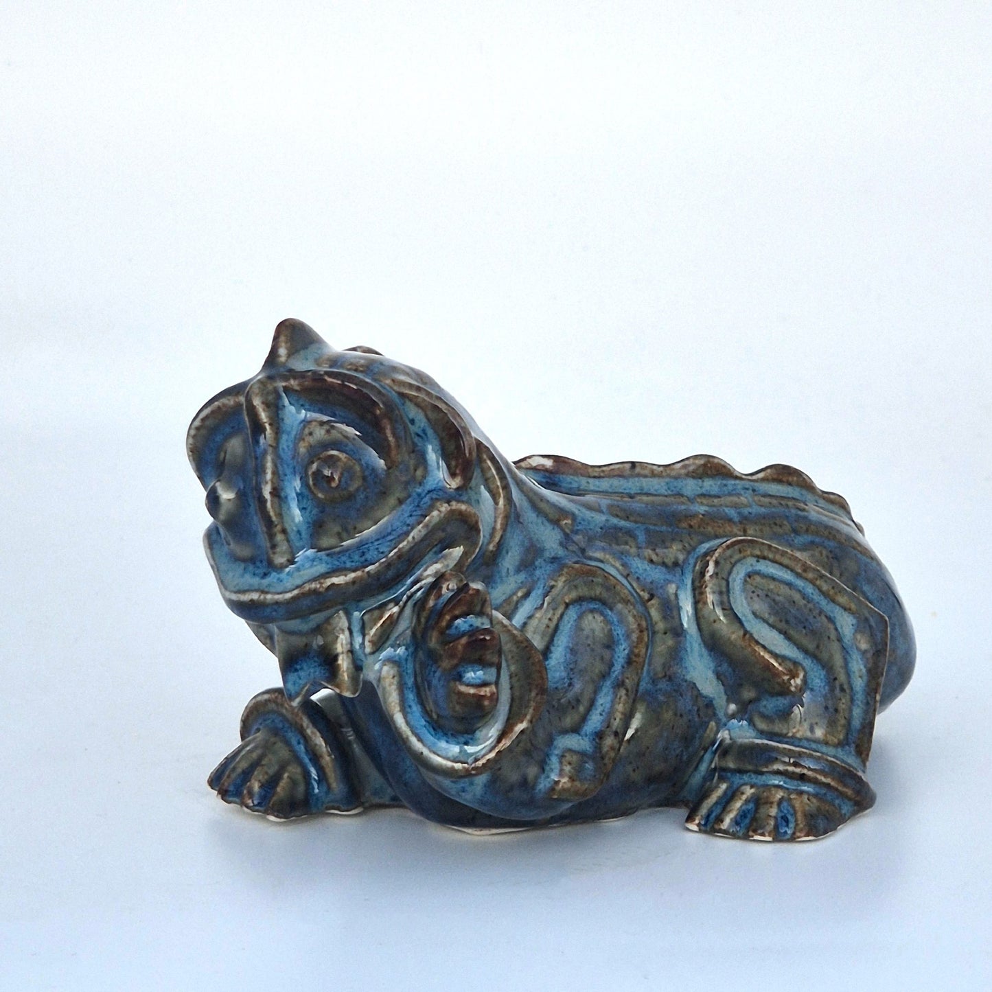 Drakvalpen Inez i blå glasyr formgiven av Wilhelm Kåge