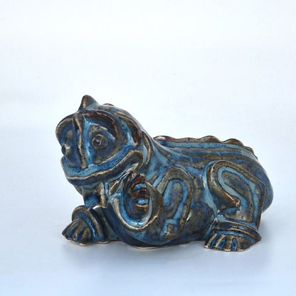 Drakvalpen Inez i blå glasyr formgiven av Wilhelm Kåge