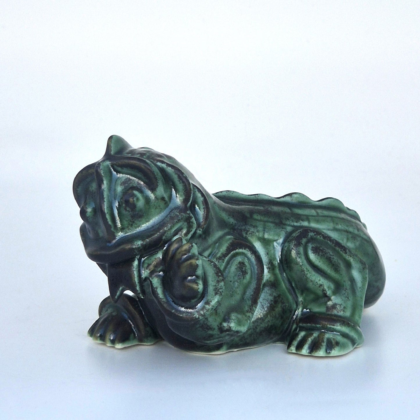 Grön drakvalp Inez designad av WIlhelm Kåge 