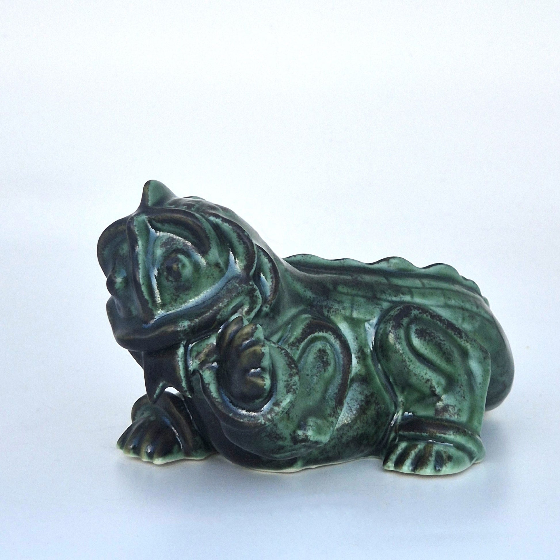 Grön drakvalp Inez designad av WIlhelm Kåge 